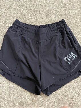 Lululemon, Hottie Hot, size 4 Tall, OVA logo